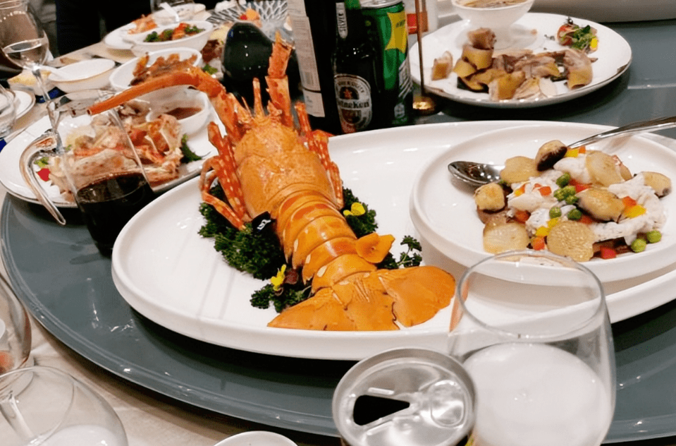 浙江杭州一男子吃席,随礼1万喝3杯茅台欲走,下1秒却决定不走,为啥?