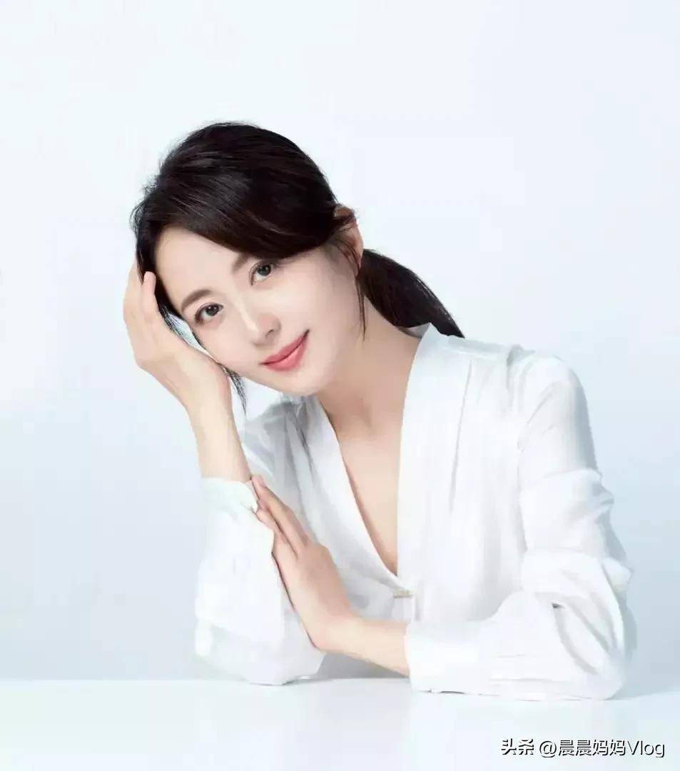 如今,47岁的杨童舒依然美丽的特别好,看上去好年轻,一点都不显老,气质