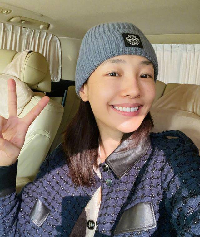 白百何晒健身后自拍,皮肤白皙状态好,身旁男性装扮时髦惹人关注_女