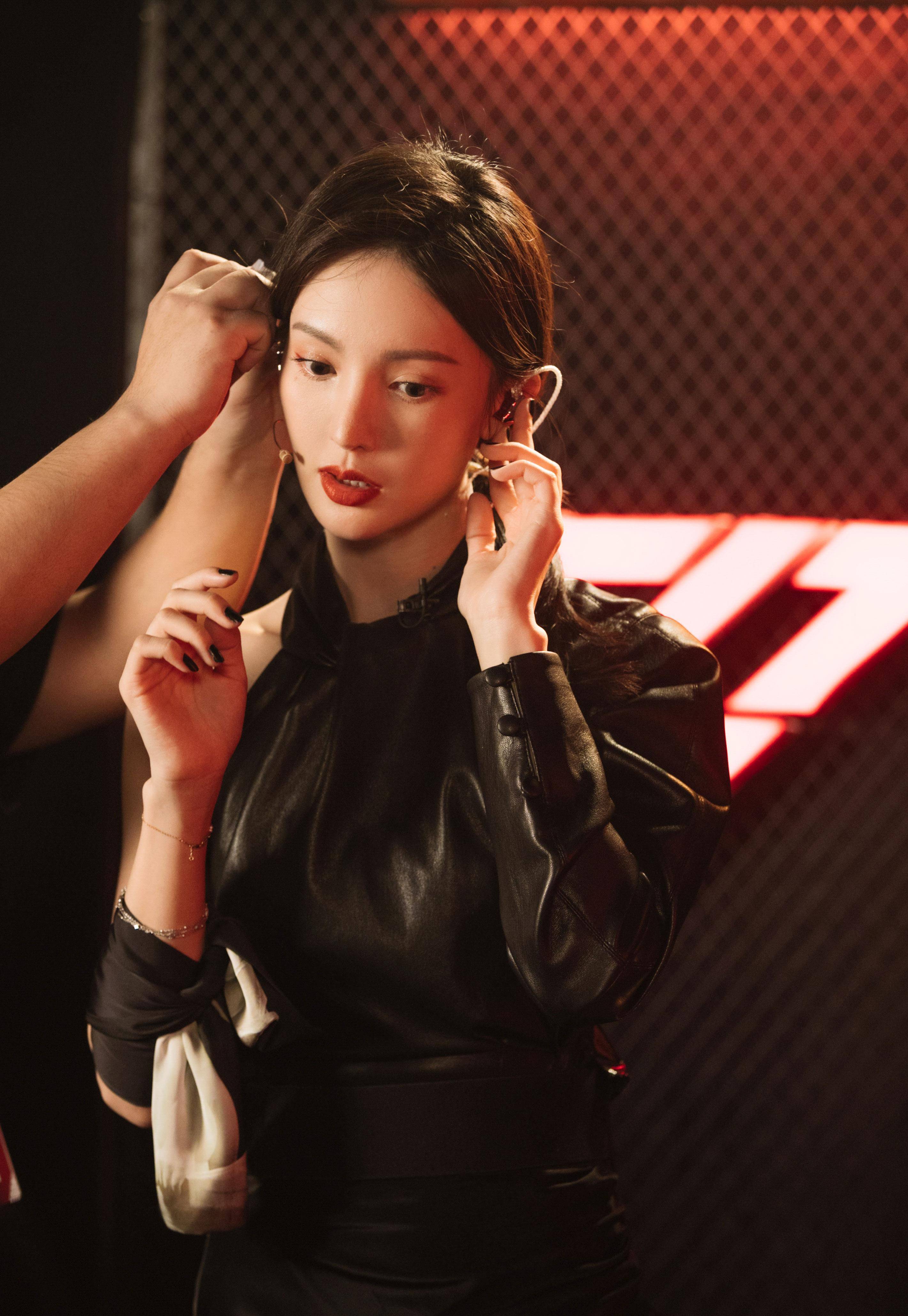 金晨登场《乘风破浪的姐姐》大长腿抢镜,张萌直言:这腿就值10分_造型