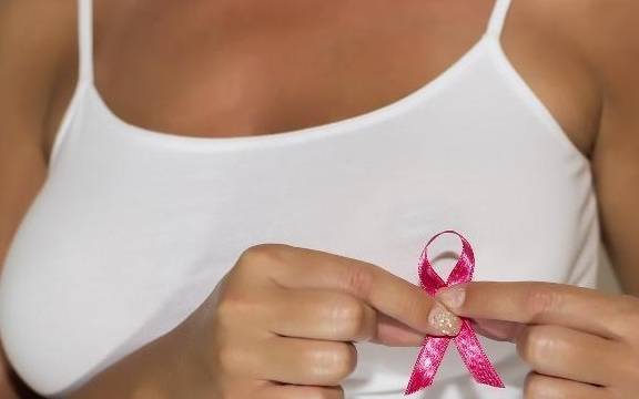 3岁女孩患上"乳腺癌",乳腺癌在早期,身体也许会有2个"表现"_乳头_孩子