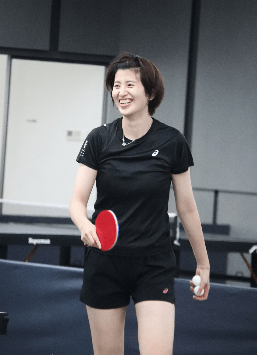 身材高挑皮肤白皙,和丁宁欢乐互动