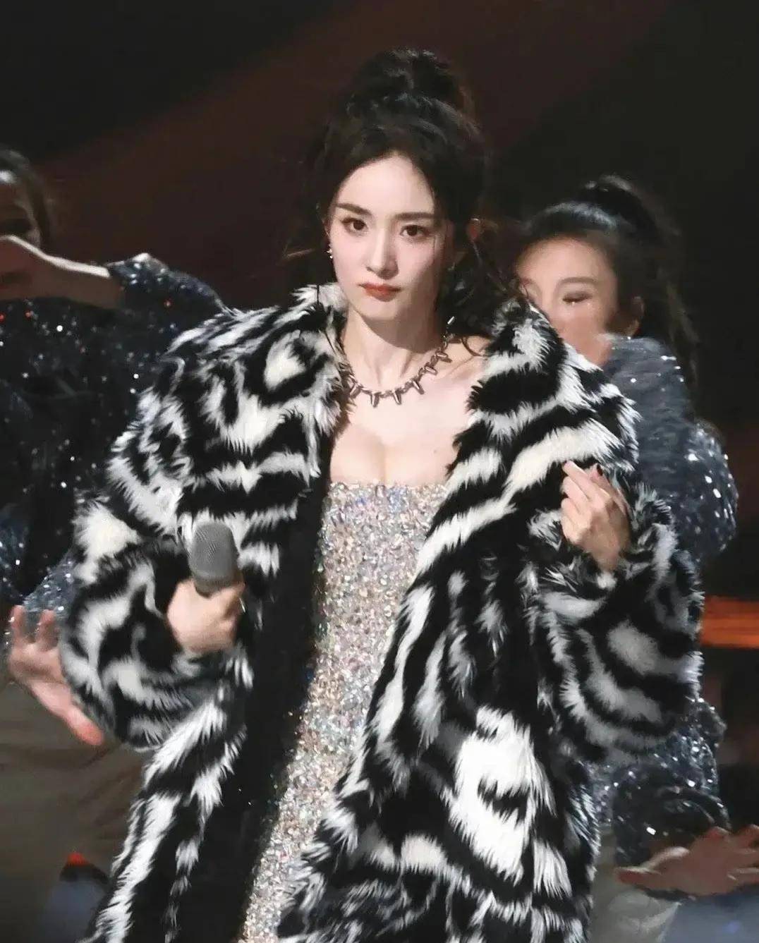 杨幂跨年晚会热舞,险走光,不愧是"少女幂",网友直呼好身材_亮片_短裙