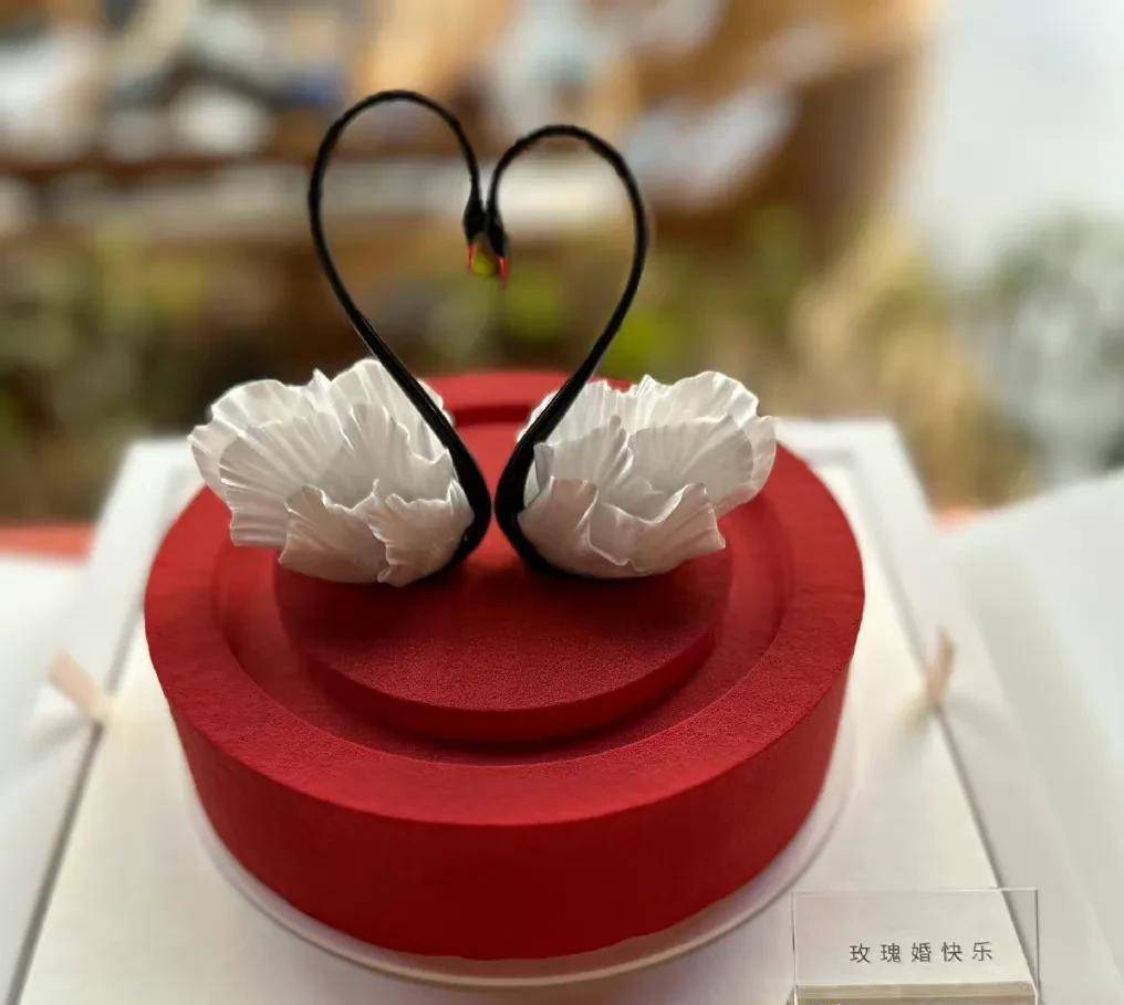男结婚十七年而且还是玫瑰婚,同时还晒出了玫瑰婚纪念日的黑天鹅蛋糕