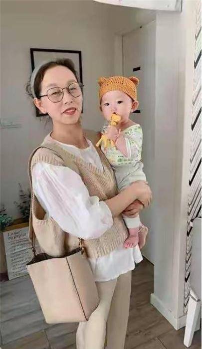 50岁"冻龄奶奶"带娃散步,腰围堪比2岁孙女,网友:是仙女吧_孩子_父母