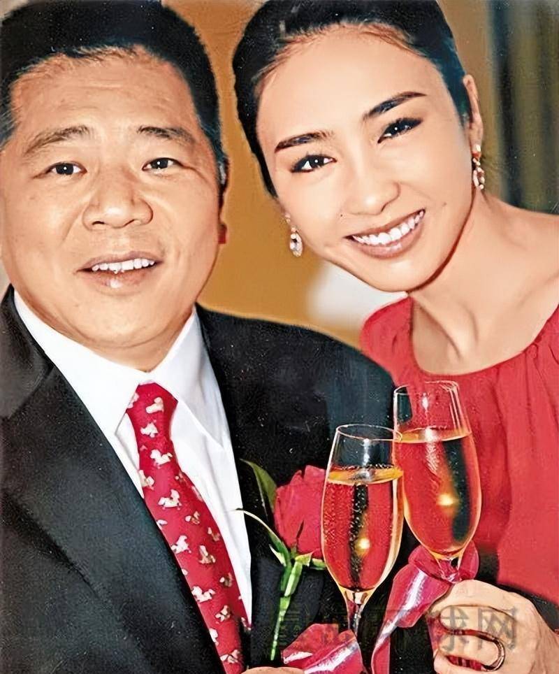 那晚,黎姿敲开马廷强的家门,跪下痛哭:强哥,能借我500万吗?