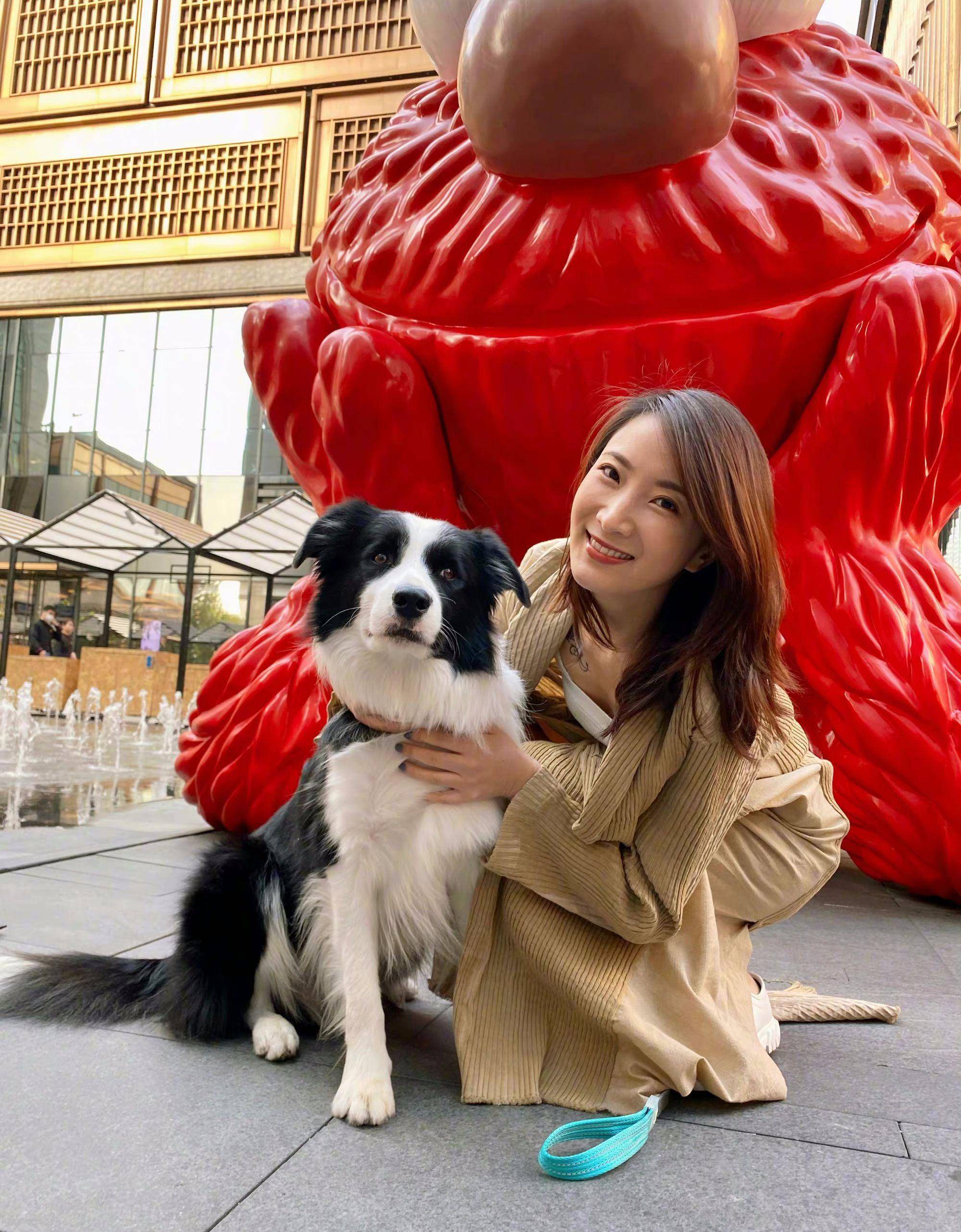 陈赫前妻雨天漫步略显落寞,蓝外套搭白裤白鞋,森系