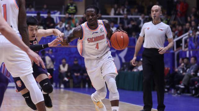 34分9助攻,成为最大功臣,小将陈辰拿到23分10篮板,罗宾逊14分12篮板