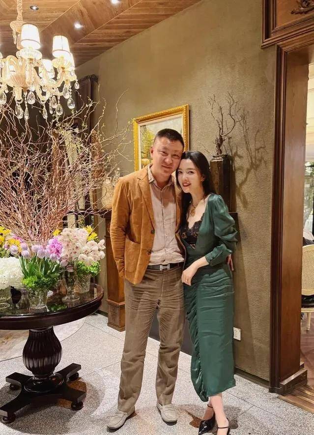 三年二婚刘彦池在平台晒图庆祝结婚五周年,三十多岁经历人生风雨_因为