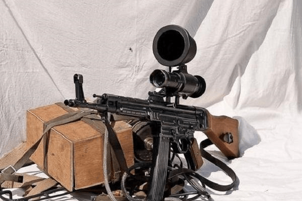 战争后期德军装备了夜视仪的mp44也许正是这一系列的不适应,让德国