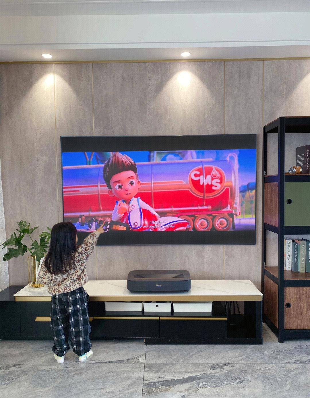 为了看"春晚",花1万2买台80寸"激光电视",这效果太上头!