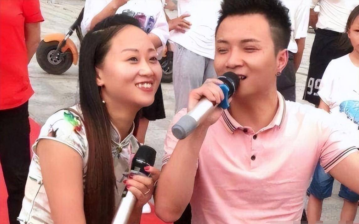 成都连体夫妻:丈夫和女粉丝出轨,可怜妻子单身带娃_小波_生活_阿娇