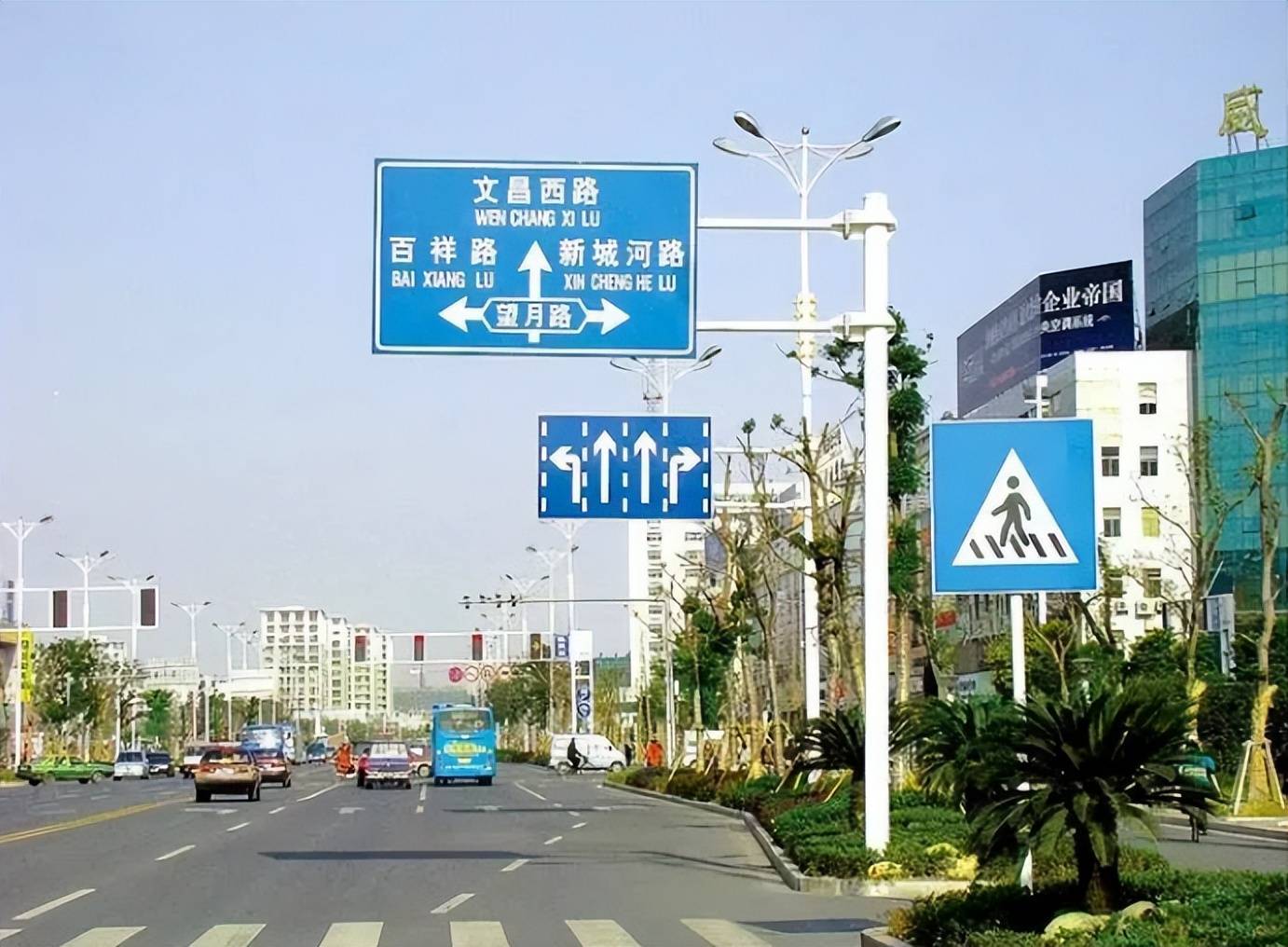 电动车3个新路标,很多车主看不懂,交警:注意区分,以免被处罚