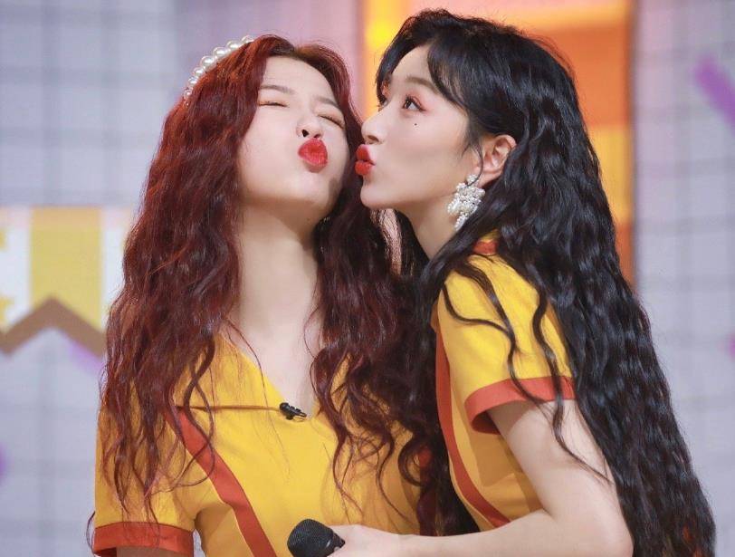 虞书欣后台全程碎碎念,孔雪儿的反应成焦点,是否受宠一眼即知_姐姐