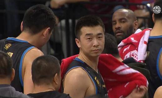 三分超时仍算进,球员被罚下竖拇指鼓掌喝倒彩_王骁辉_比赛_北京男篮