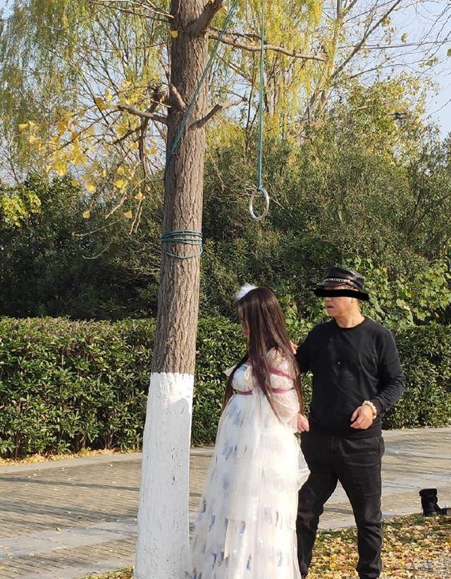 公园里拍汉服捆绑照?