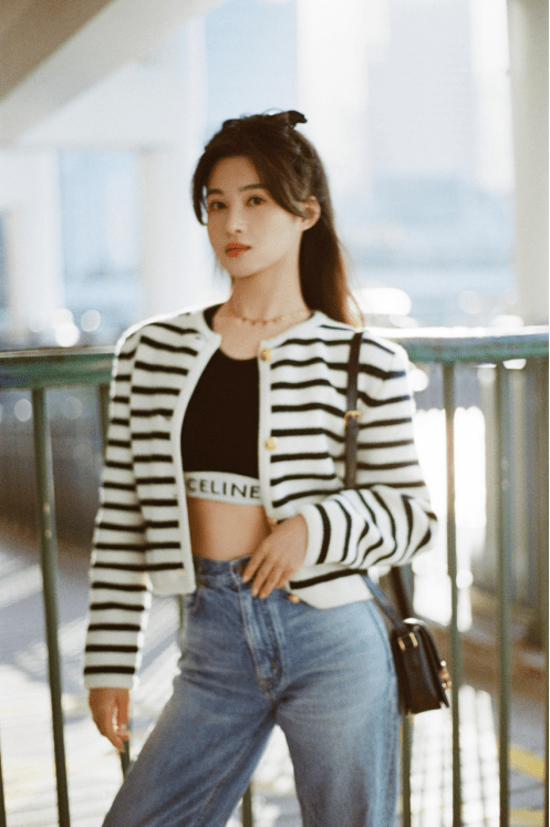 孙嘉璐海风大片好清甜,像极了文艺电影女主,生动而有韵味_画面_香江