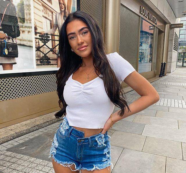 有着古铜色皮肤的美女roxanarosu,晒得很黑,黑得很美_照片_很漂亮_穿