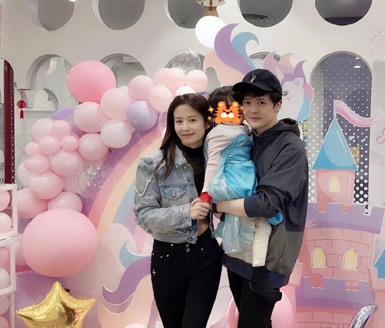 颖儿新年首秀幸福,付辛博肩扛女儿,小月亮戴假发露出侧脸像妈妈_傅