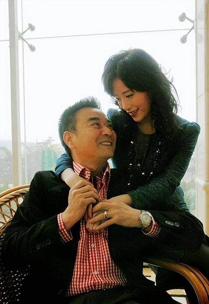 岳跃利,前妻家喻户晓,二婚小11岁娇妻隐瞒从来不谈_电视剧_刘芳_女儿