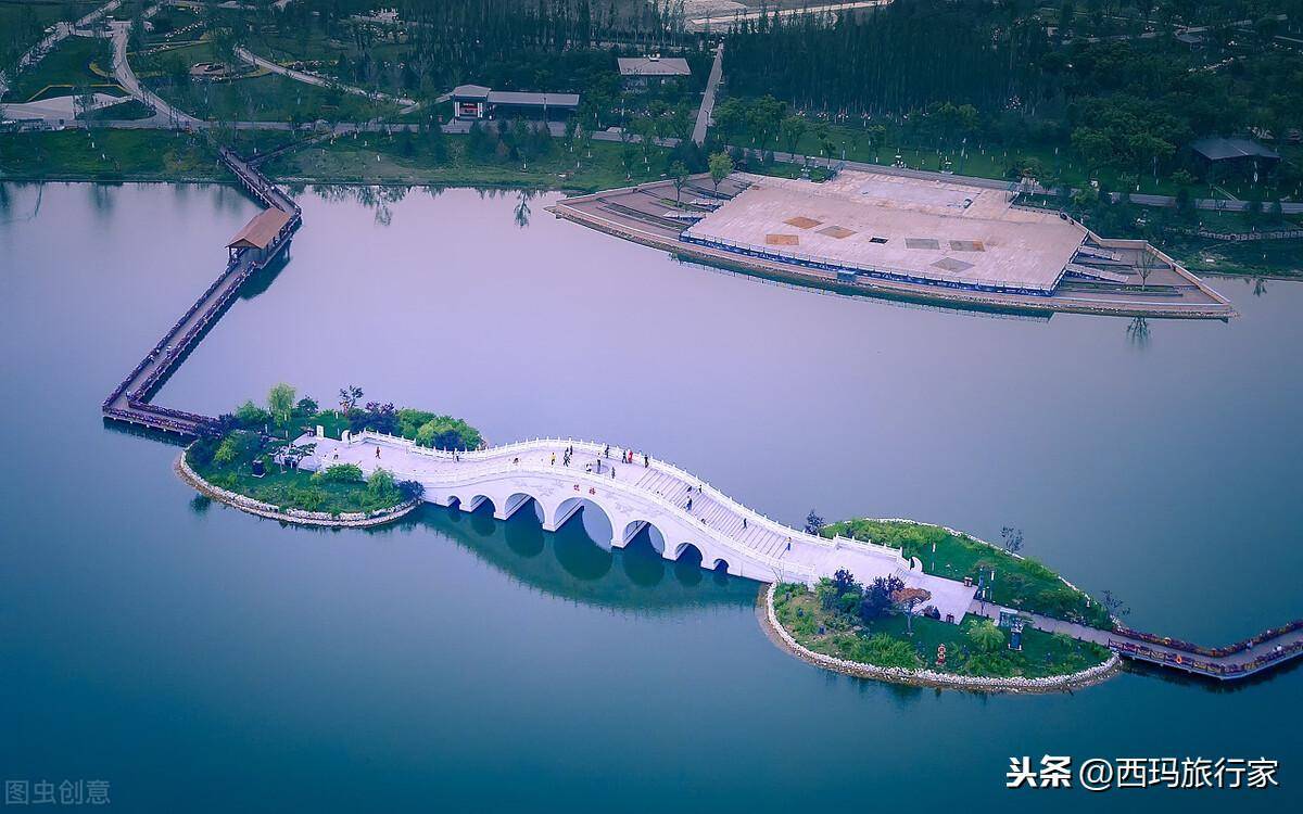 再往里面走5分钟左右就是昆明湖了,面积比较大可以划船哦!