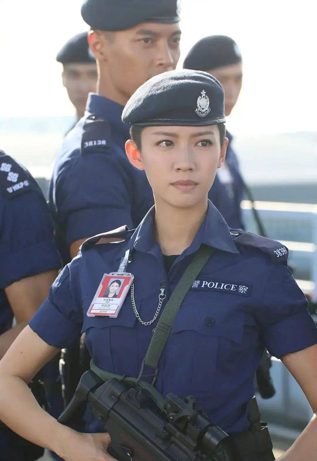 10位香港女星的警服照,把蔡少芬惠英红等放一起看,差距就出来了