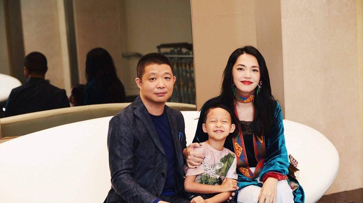 姚晨拍戏获老公曹郁探班,上下班接送太暖心,女方烟熏妆一脸严肃_生活