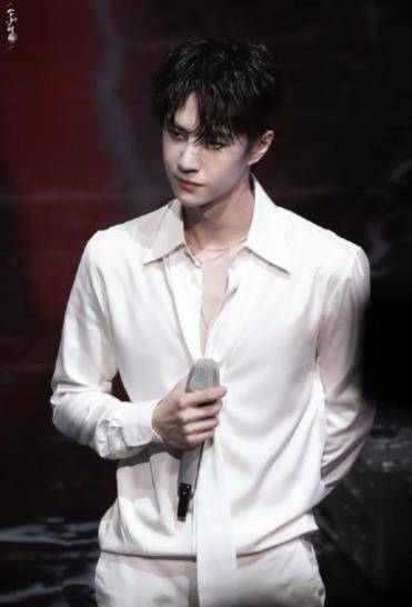 网曝王一博约会女网红,两人同开红色跑车,经纪公司一纸声明辟谣_照片