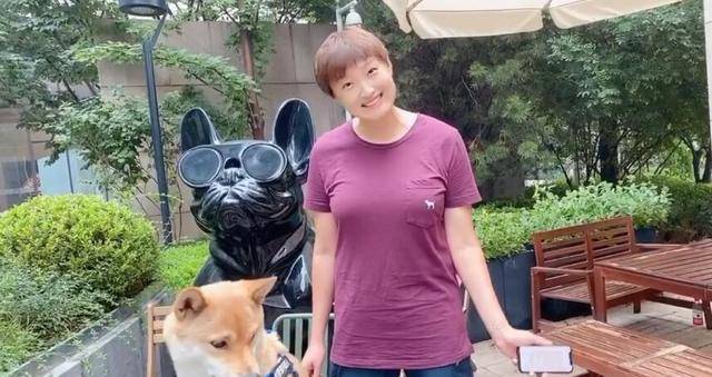 直言自己不小心摔了一跤,脚疼手疼_杨昊_中国女排_球迷