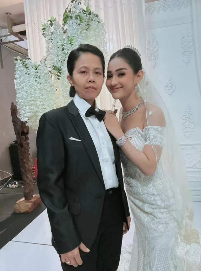 柬埔寨美女同性恋订婚爆红!网友:年龄颜值相差太大!
