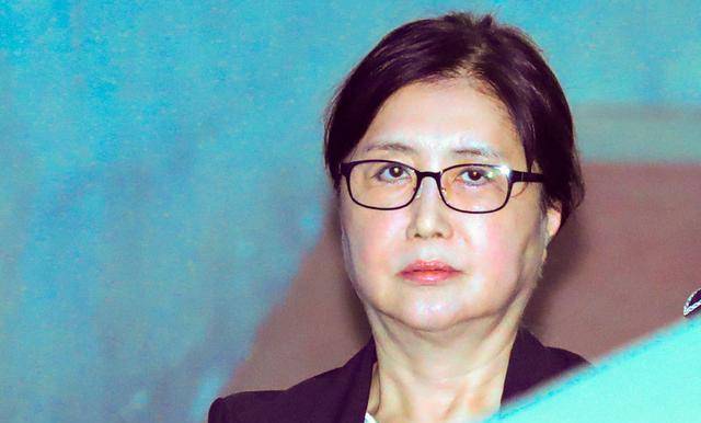 在这一场丑闻的曝光中,韩国民众发现,低学历且没有任何政治经验的崔顺