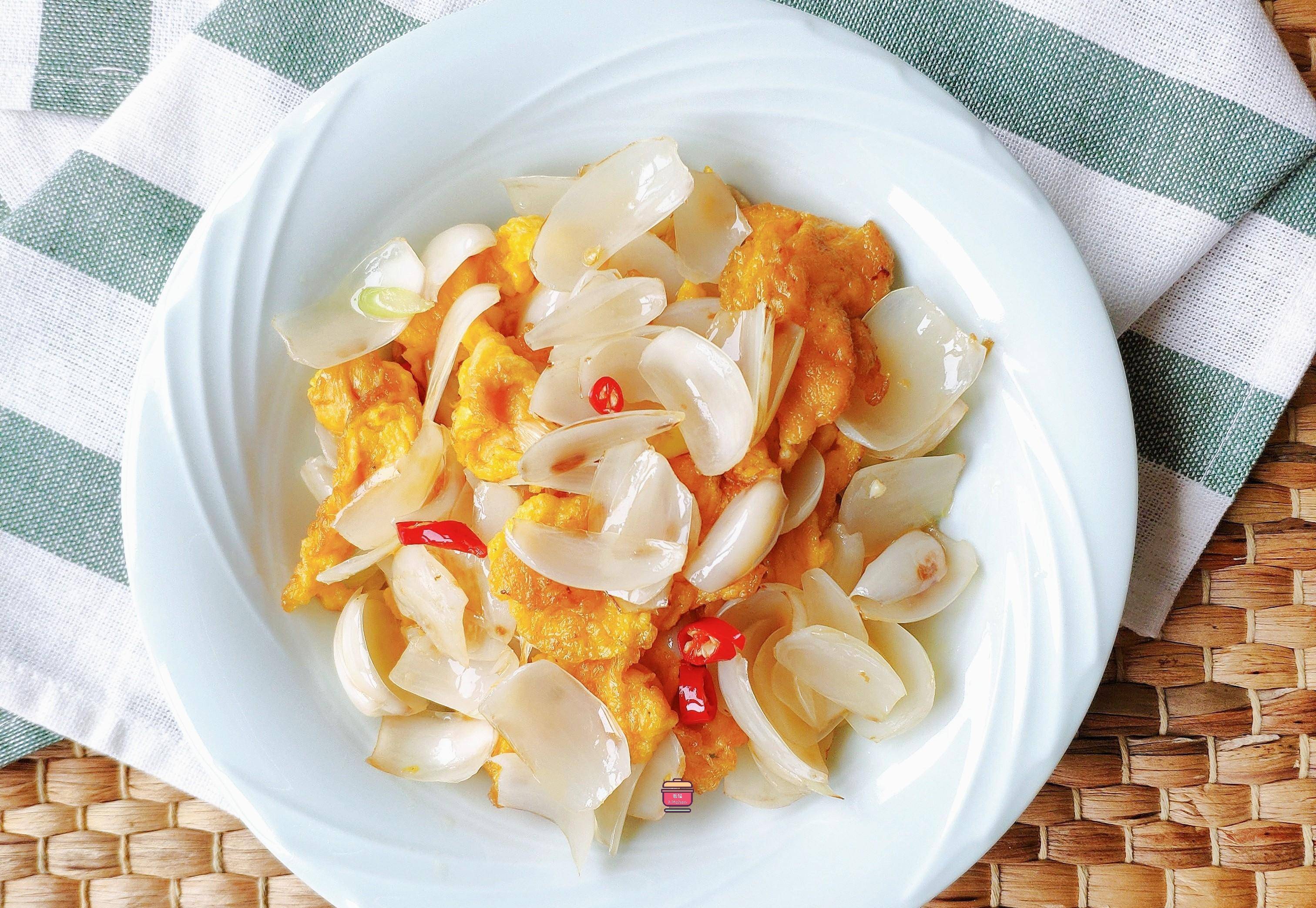 食材:鲜百合,鸡蛋,小米辣,盐,糖,白胡椒做法:1,鲜百合掰成瓣,用清水