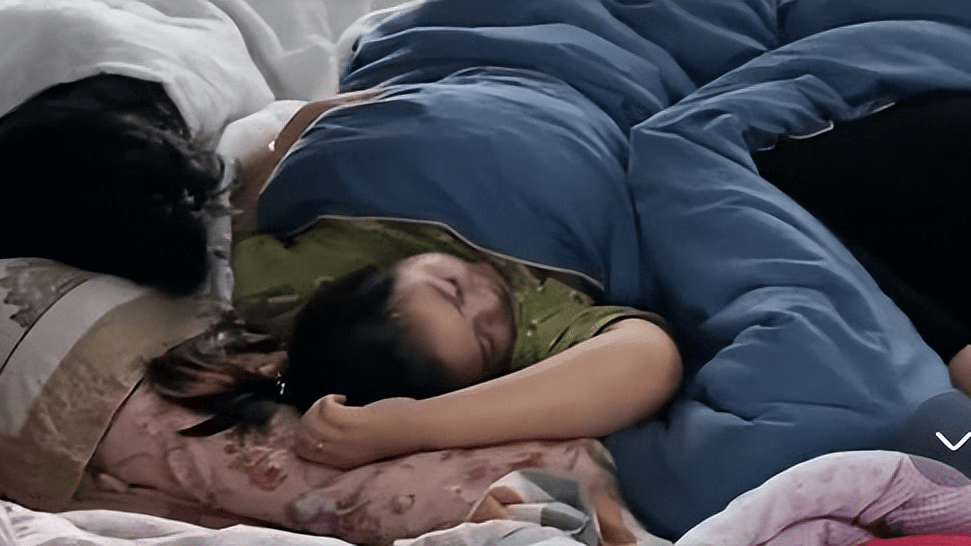 东北大炕,晚上是一家人睡觉的床,白天是一家人歇息的地方.