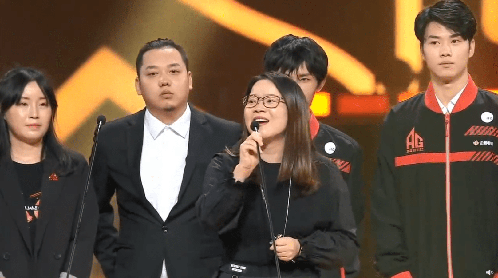 能感觉到月光如今不在ag,但是依然心系ag,他直言相信菲姐,或许也是向