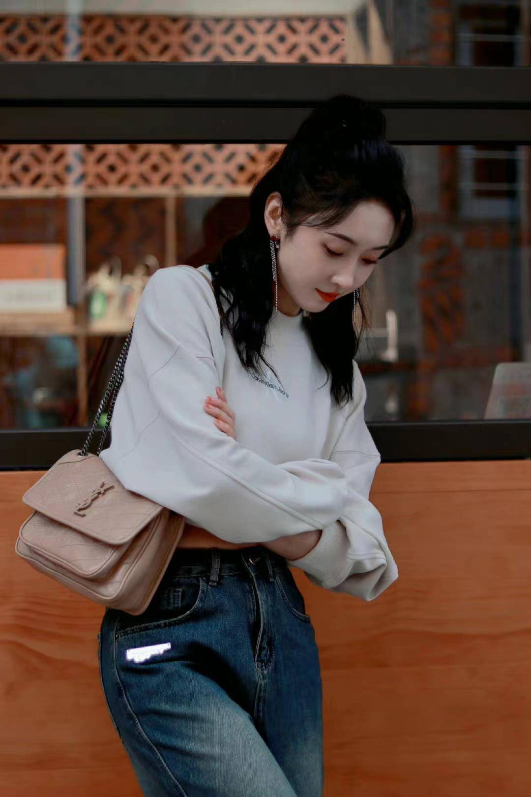 宣璐新年晒旅行随拍,米白色卫衣配墨绿色牛仔裤,惬意时尚还显高_泉州