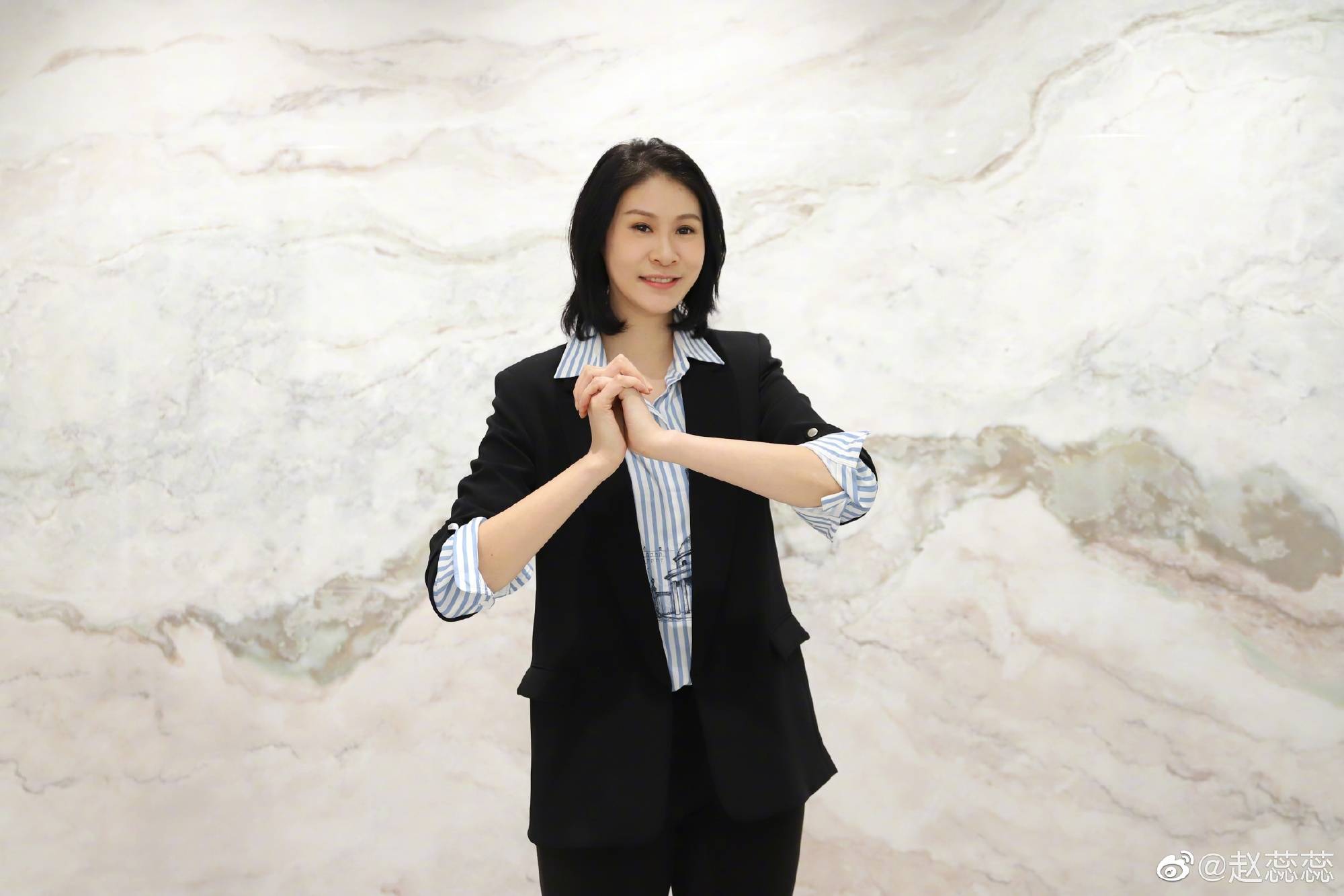 41岁赵蕊蕊近照,大长腿抢镜,单身未婚,一般人难以满足择偶标准_中国
