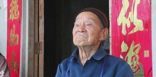 95岁特等功臣隐藏身份60年,被人嘲笑见钱眼开,掏出勋章全场傻眼_老兵