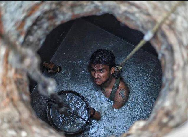 印度掏粪工:全身浸入粪水无防护,每5天就有一人被呛死