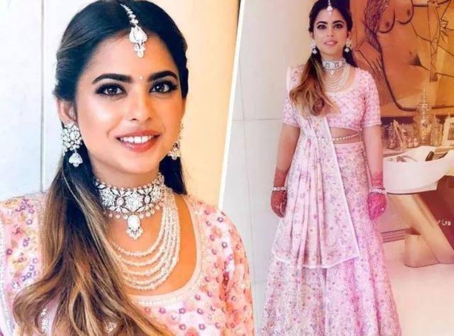 印度富婆妮塔:住27层豪宅,57岁穿粉裙扮嫩,首富丈夫像个侍卫