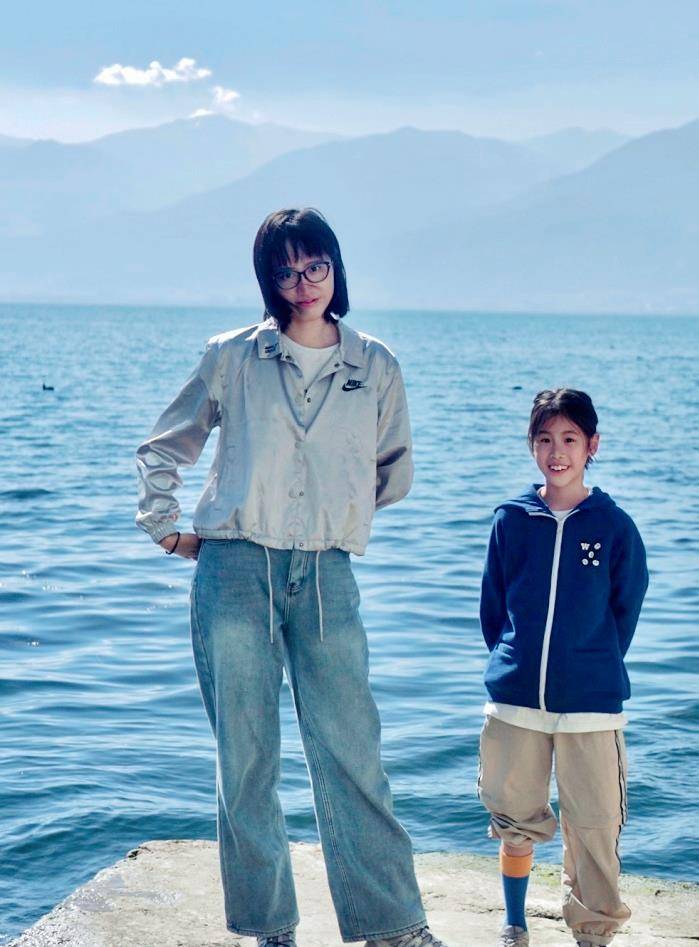 彭磊到大理演出还带家属,跟老婆在洱海边秀恩爱,网友视角亮了_摇滚