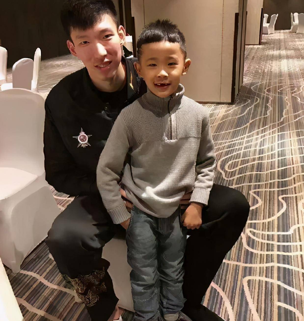 易建联儿子照片曝光,6岁身高140厘米,一家人"共用"一个名_遗传_男孩子