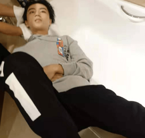 爱豆的"浴缸照"有多养眼,王一博清纯少年,看到王俊凯:来搞笑的?