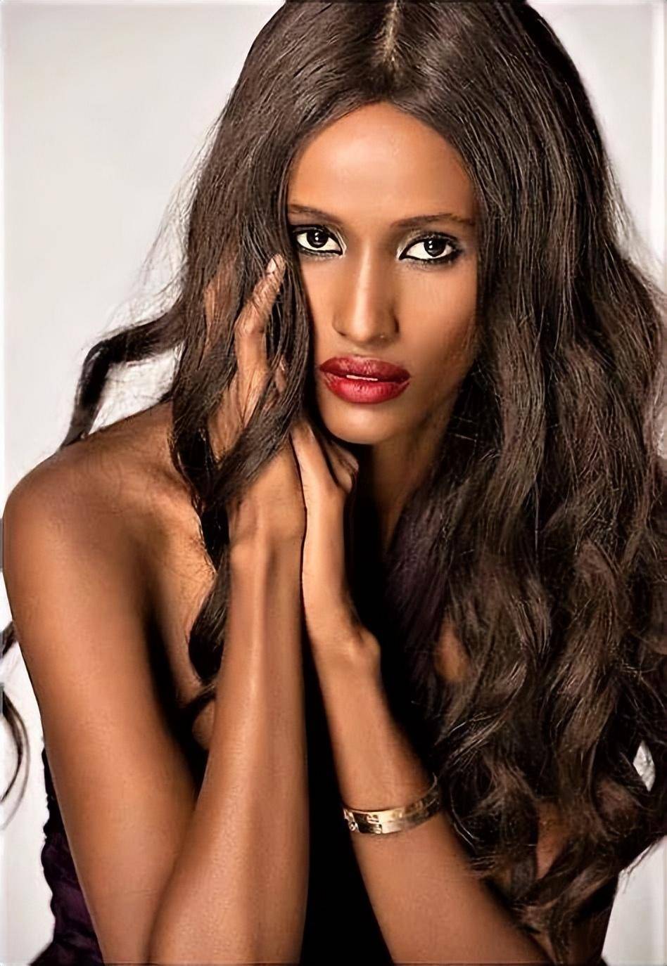 唱歌1小时,出场费1.6亿,碧昂斯被说到塌房了?_香奈儿_迪拜_家族