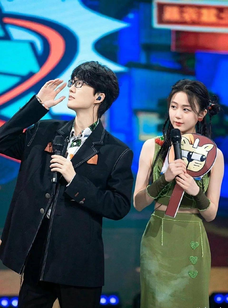 许嵩冯禧恋爱再添实锤,两人牵手拥抱被拍,相差14岁甜成偶像剧_网友