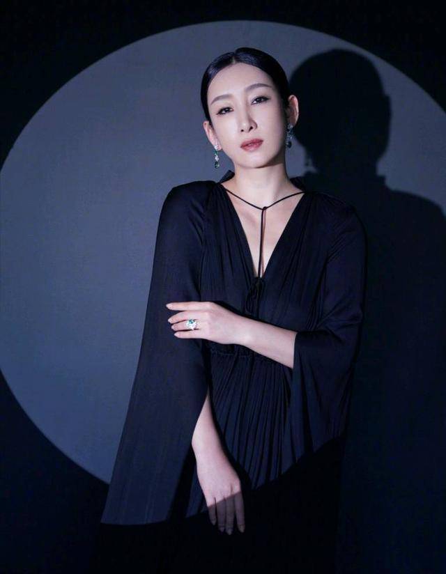 "最丑影后"秦海璐|靠底气尽显"御姐"霸气风格_角色_什么_经典