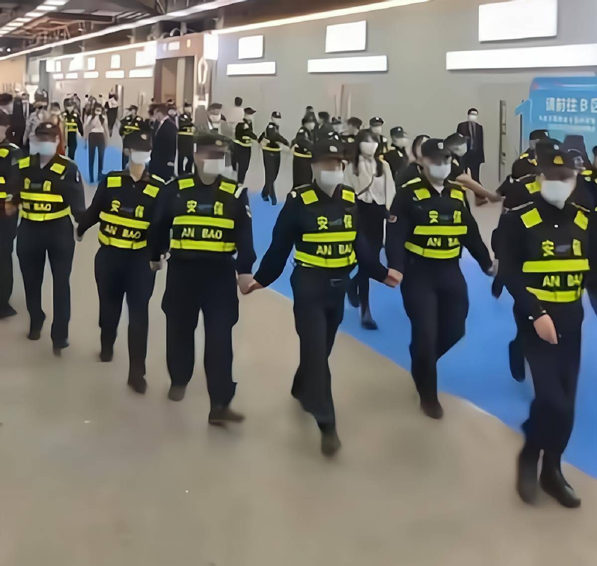 30多位保镖手牵手护送,十几米长保护圈超震撼_活动_网友_视频