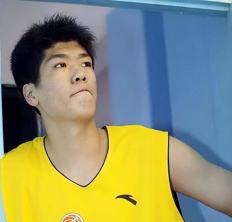 梁天云:被称为中国女篮小巨人,身高1米97,退役后嫁一东北小哥_球员