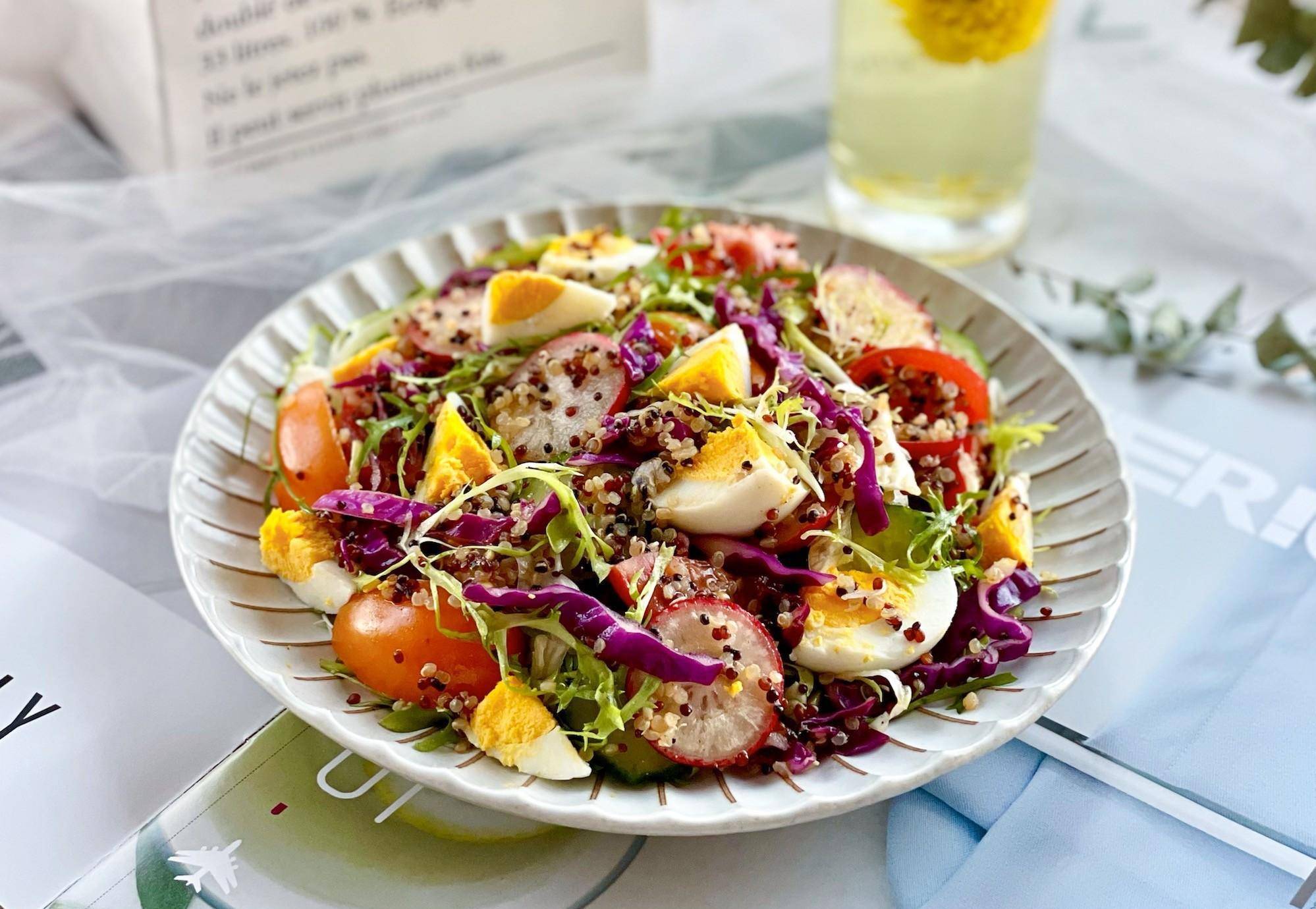 五彩缤纷的藜麦鸡蛋蔬菜沙拉,低热量高饱腹,小仙女们都喜欢_蛋白质