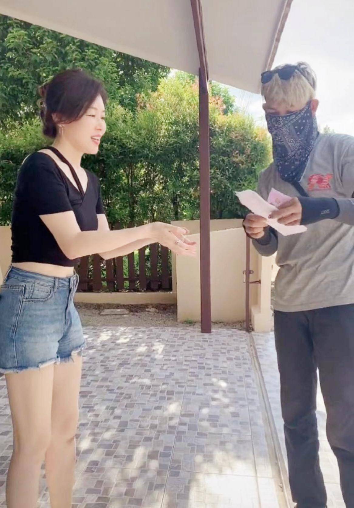 49岁女演员定居国外,从山东老家邮寄7大包行李,豪宅惹人羡_田慧_网友