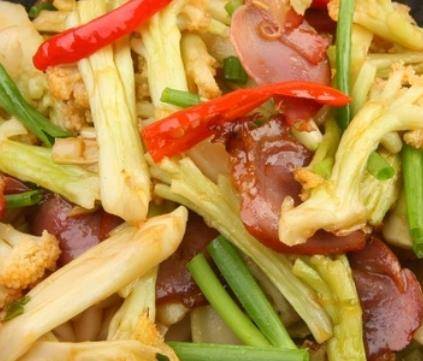 此菜钙含量可与牛奶相媲美,孩子身高蹭蹭长_蕾妈_花菜_育儿